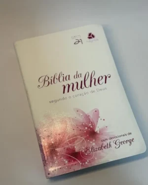 Bíblia da Mulher Segundo Coração de Deus | Capa Lírio Rosa